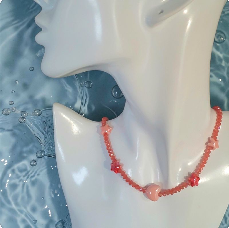 Lumineux tour de cou 41cm (personnalisable) aux teintes estivales rose poudré et corail. Perles facettées en cristal. Étoiles de mer et cœurs en céramique. Un joli petit air de vacances 🌞⛱️🌊