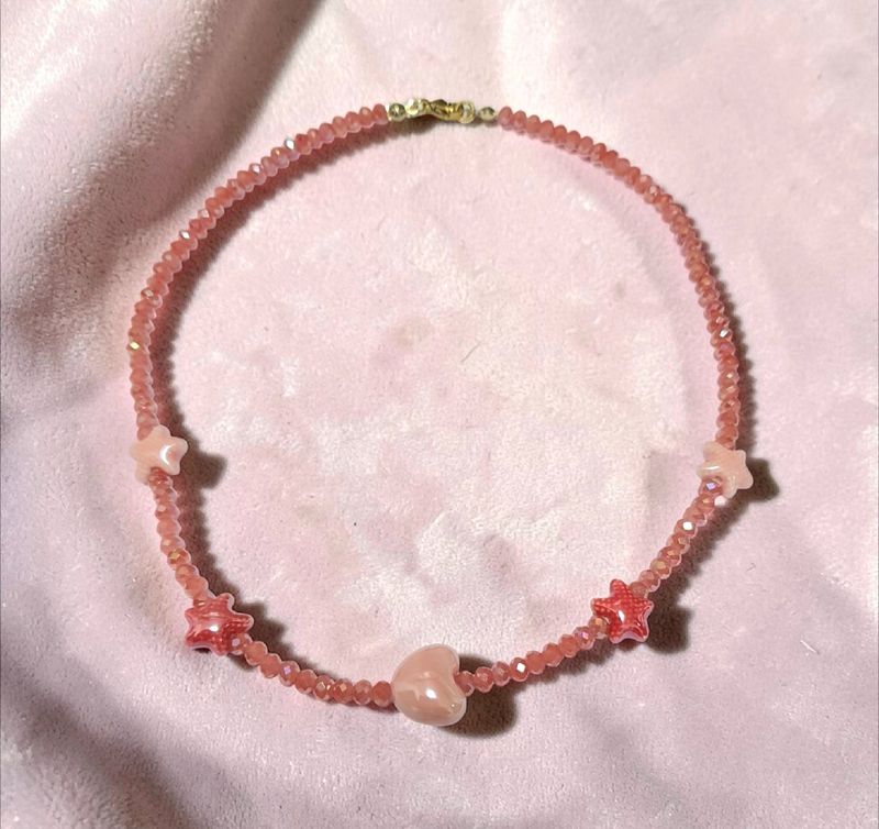 Lumineux tour de cou 41cm (personnalisable) aux teintes estivales rose poudré et corail. Perles facettées en cristal. Étoiles de mer et cœurs en céramique. Un joli petit air de vacances 🌞⛱️🌊