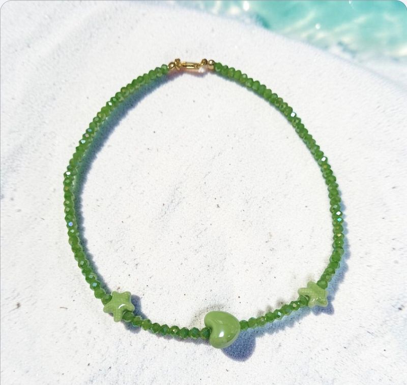 Ravissant tour de cou 40cm (personnalisable) Petites perles facettées en cristal Étoiles de mer et cœurs en céramique vert Anis. Idéal pour les vacances ⛱️ 😎🌊