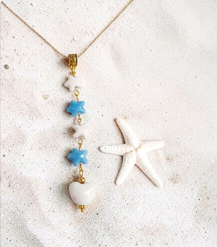 🌊⛱️ Collier 40cm/45cm en acier doré inoxydable. Long pendentif étoiles de mer et coeur en céramique bleue azur et blanche. Modèle unique. Fait main