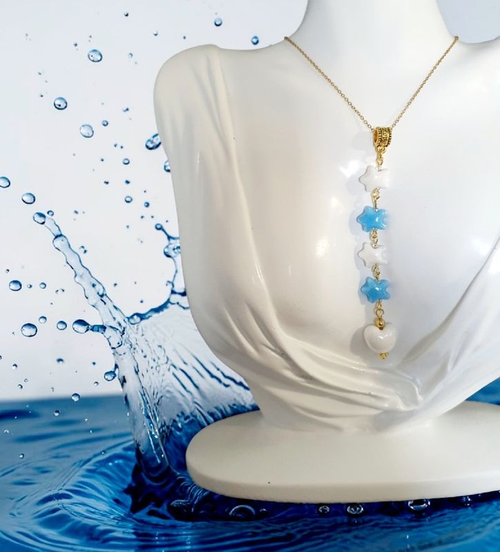 🌊⛱️ Collier 40cm/45cm en acier doré inoxydable. Long pendentif étoiles de mer et coeur en céramique bleue azur et blanche. Modèle unique. Fait main