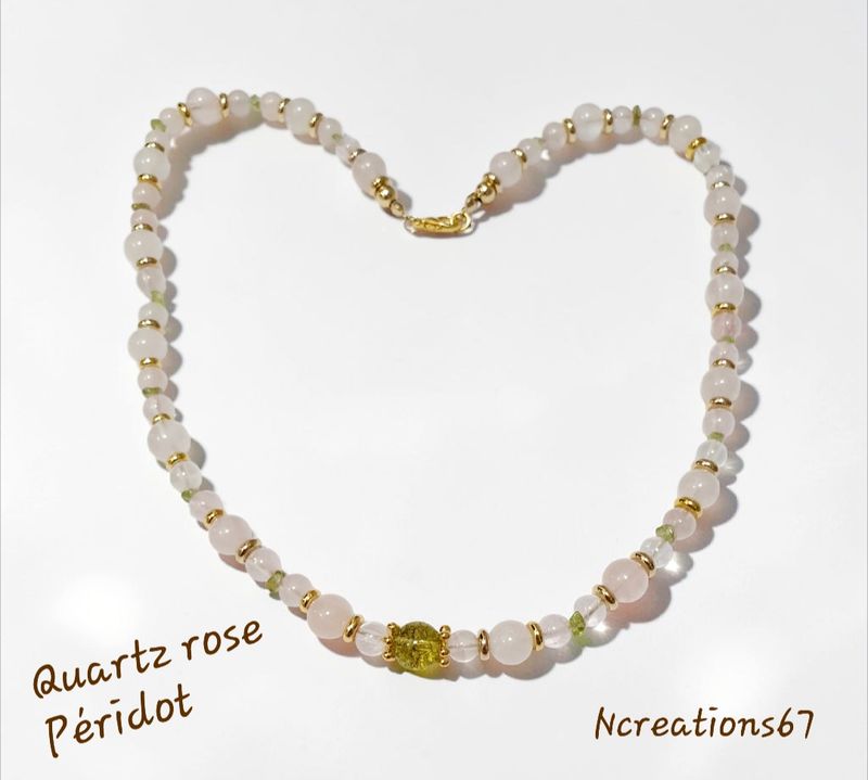 🙏 ÉQUILIBRE ÉMOTIONNEL 🙏 Collier 50cm. Perles en QUARTZ ROSE.  Perle centrale et chips de PÉRIDOT. Fait main. Modèle unique.
