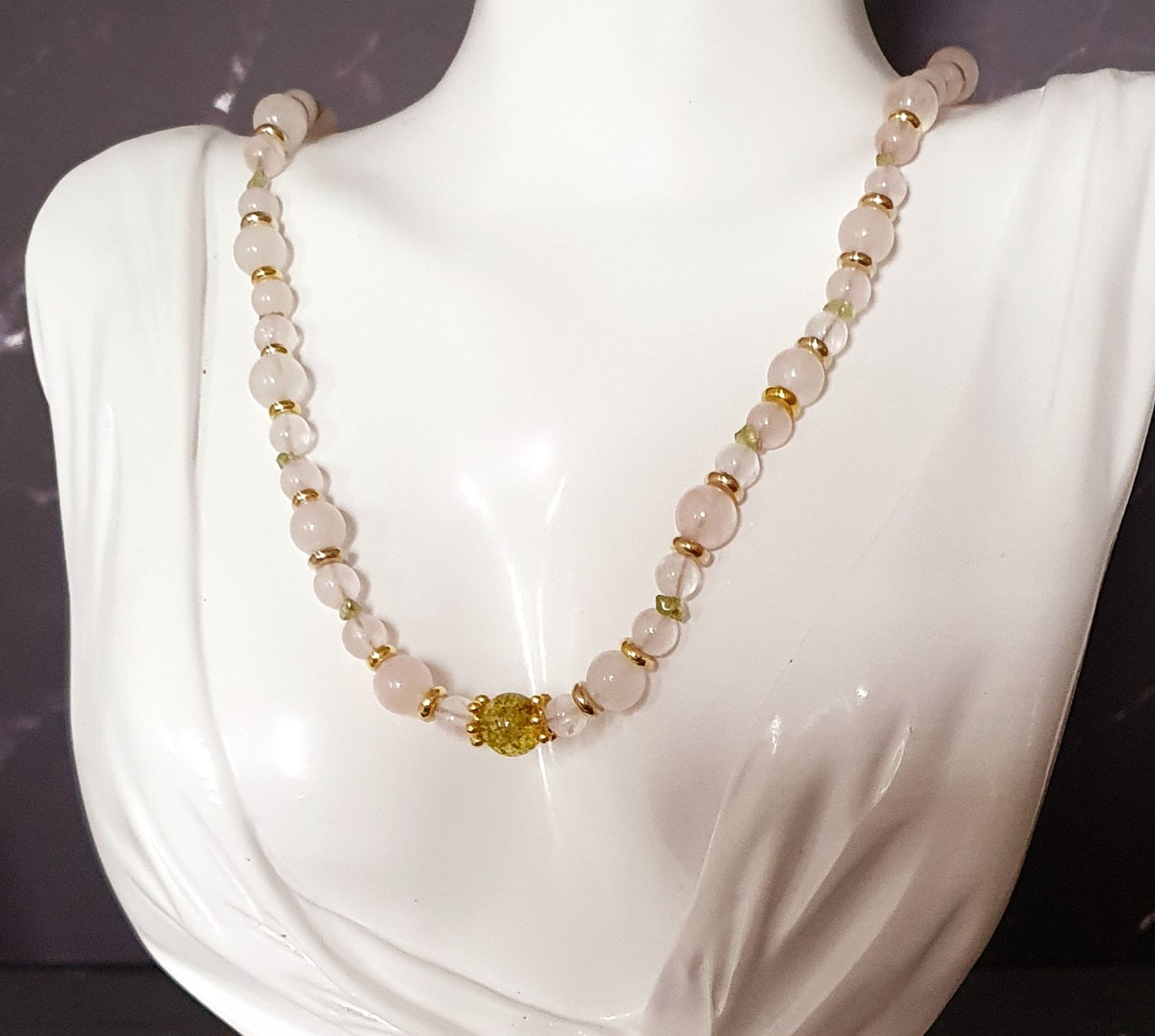 🙏 ÉQUILIBRE ÉMOTIONNEL 🙏 Collier 50cm. Perles en QUARTZ ROSE.  Perle centrale et chips de PÉRIDOT. Fait main. Modèle unique.