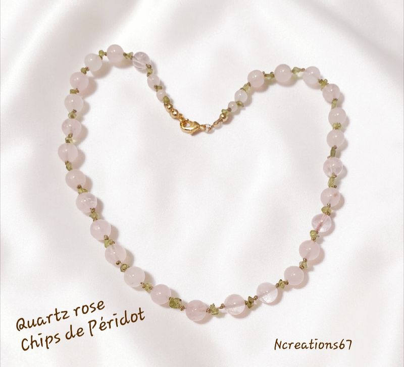 🙏SÉRÉNITÉ/PROTECTION/AMOUR🙏 Tour de cou noué 45cm. Perles en QUARTZ ROSE et chips de PÉRIDOT. Un nœud fait à la main sépare chaque perle pour plus d'élégance et de solidité. Modèle unique