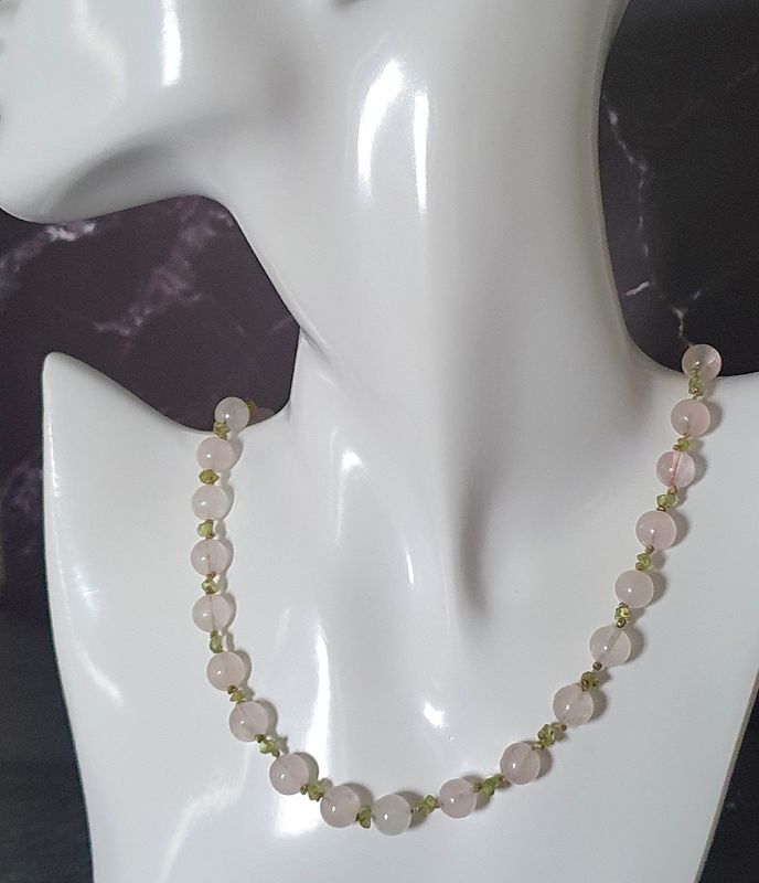 🙏SÉRÉNITÉ/PROTECTION/AMOUR🙏 Tour de cou noué 45cm. Perles en QUARTZ ROSE et chips de PÉRIDOT. Un nœud fait à la main sépare chaque perle pour plus d'élégance et de solidité. Modèle unique