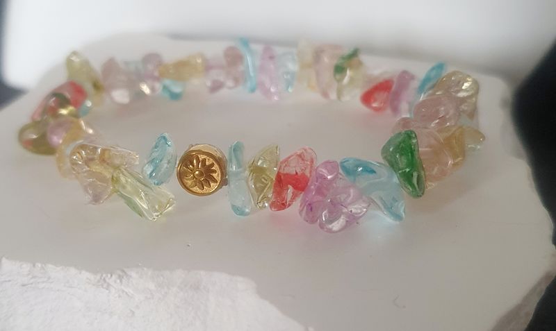 🍭 Bracelet extensible T.standard 18,5cm. Chips baroques en verre multicolore filtrant joliment la lumière. Création artisanale. Modèle unique.