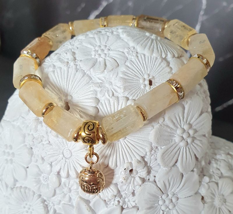 Superbe bracelet extensible 18cm en CITRINE. Pierre de 🙏 POSITIVITÉ ET D'ABONDANCE 🙏 la CITRINE est synonyme de RÉUSSITE et de PROSPÉRITÉ. Fait main. Modèle unique
