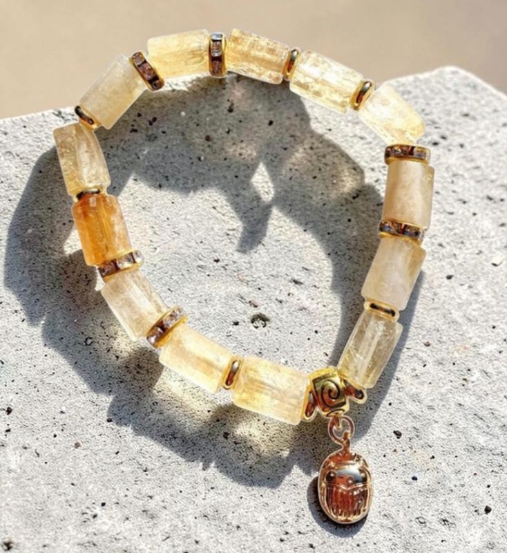 Superbe bracelet extensible 18cm en CITRINE. Pierre de 🙏 POSITIVITÉ ET D'ABONDANCE 🙏 la CITRINE est synonyme de RÉUSSITE et de PROSPÉRITÉ. Fait main. Modèle unique