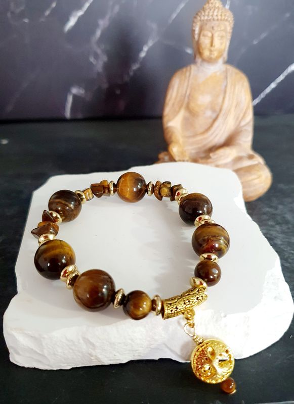 🙏RÉCONFORT/COURAGE/PROTECTION🙏 Superbe bracelet extensible T.standard 18,5cm (Personnalisable) Chips et perles en véritable ŒIL DE TIGRE. Médaillon Arbre de vie en HÉMATITE dorée Fait main.