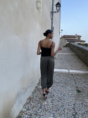 Pantalon kaki à points bleus