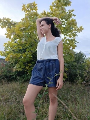 Short bleu à rayures blanches