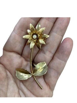 Lovely Vintage Flower Brooch with Faux Pearl centre