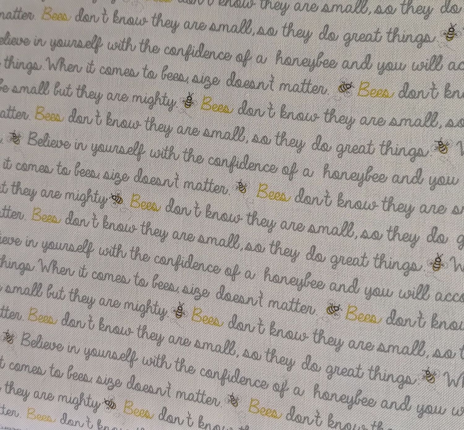 Tela blanca con letras grises