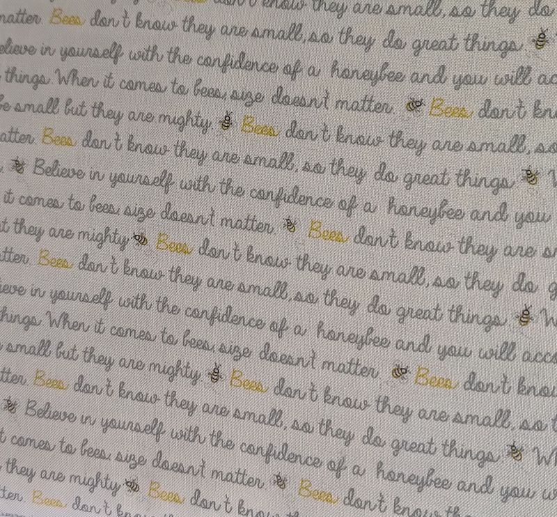 Tela blanca con letras grises