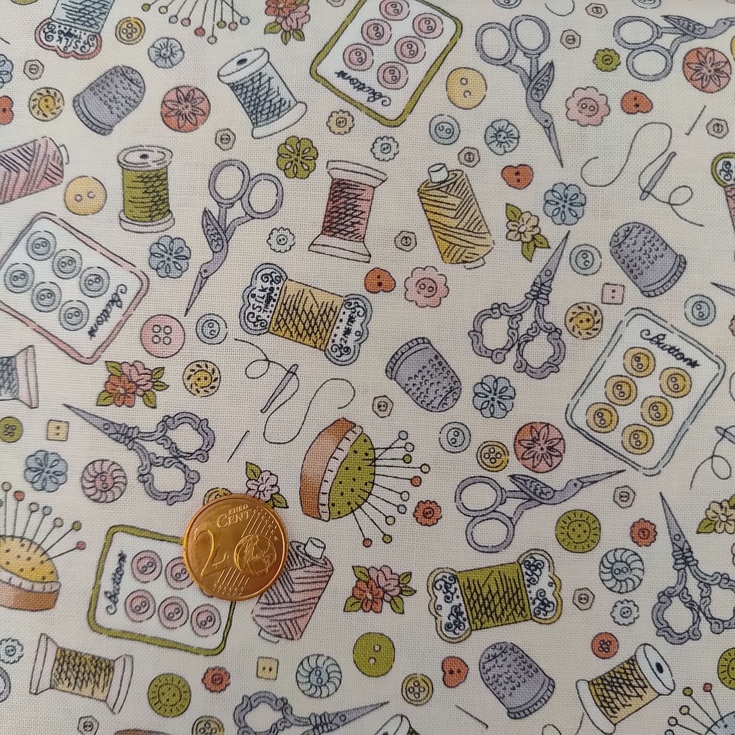 Tela beige con motivos de costura