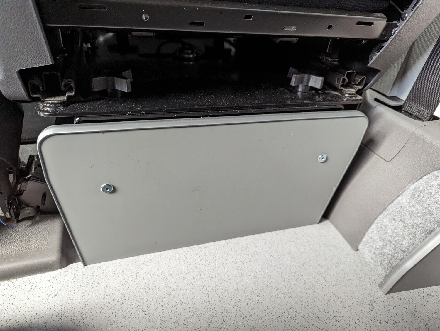 Driver’s Seat Cover for VW Crafter – Battery Hider with R&amp;J Swivel Fit