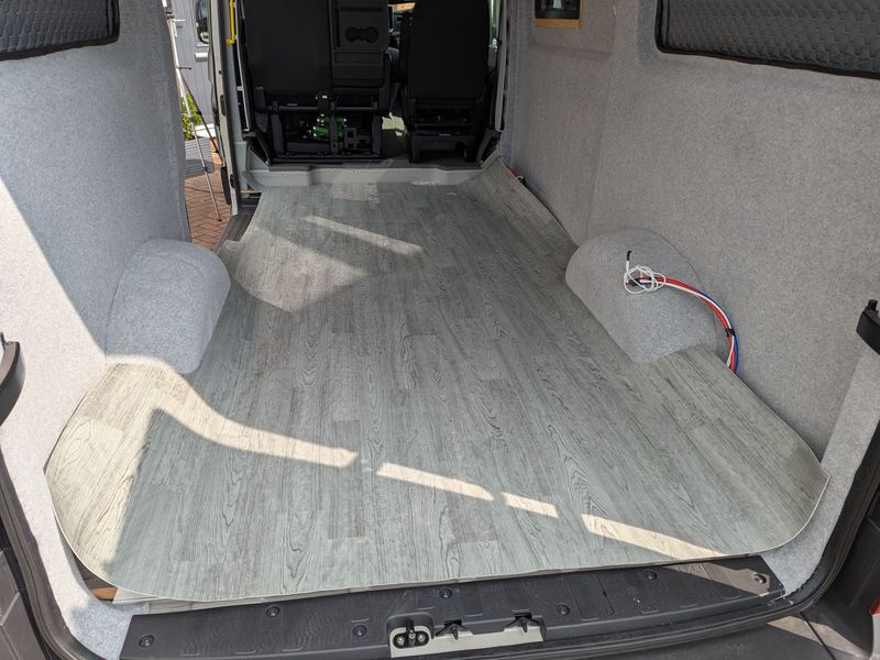 Episode 5 - Ceiling panelling and lining, installation of pipes and cables under the floor. Side pod lining and floor