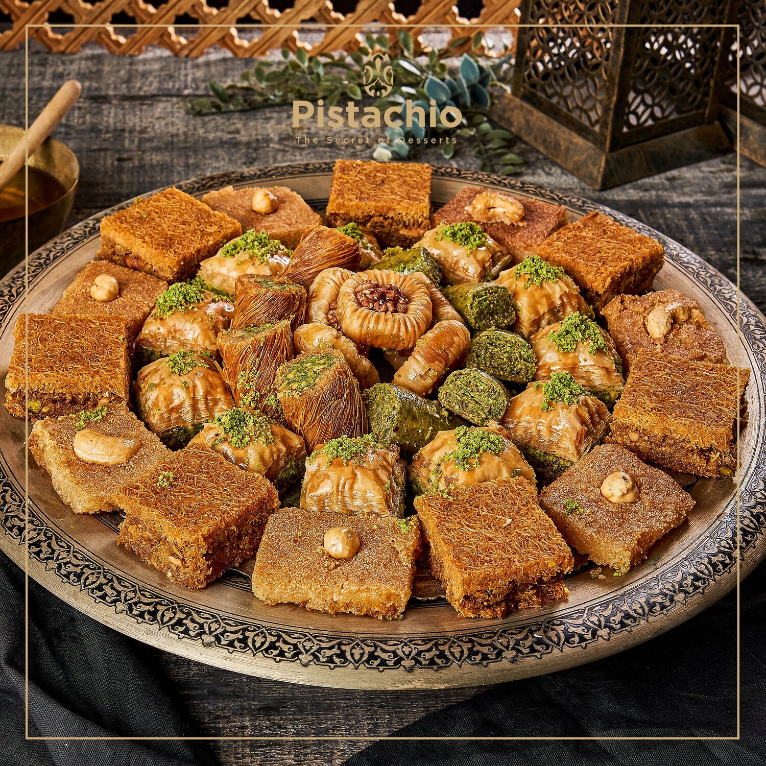 Round Tray Mix Deluxe (Gross 2 KG)