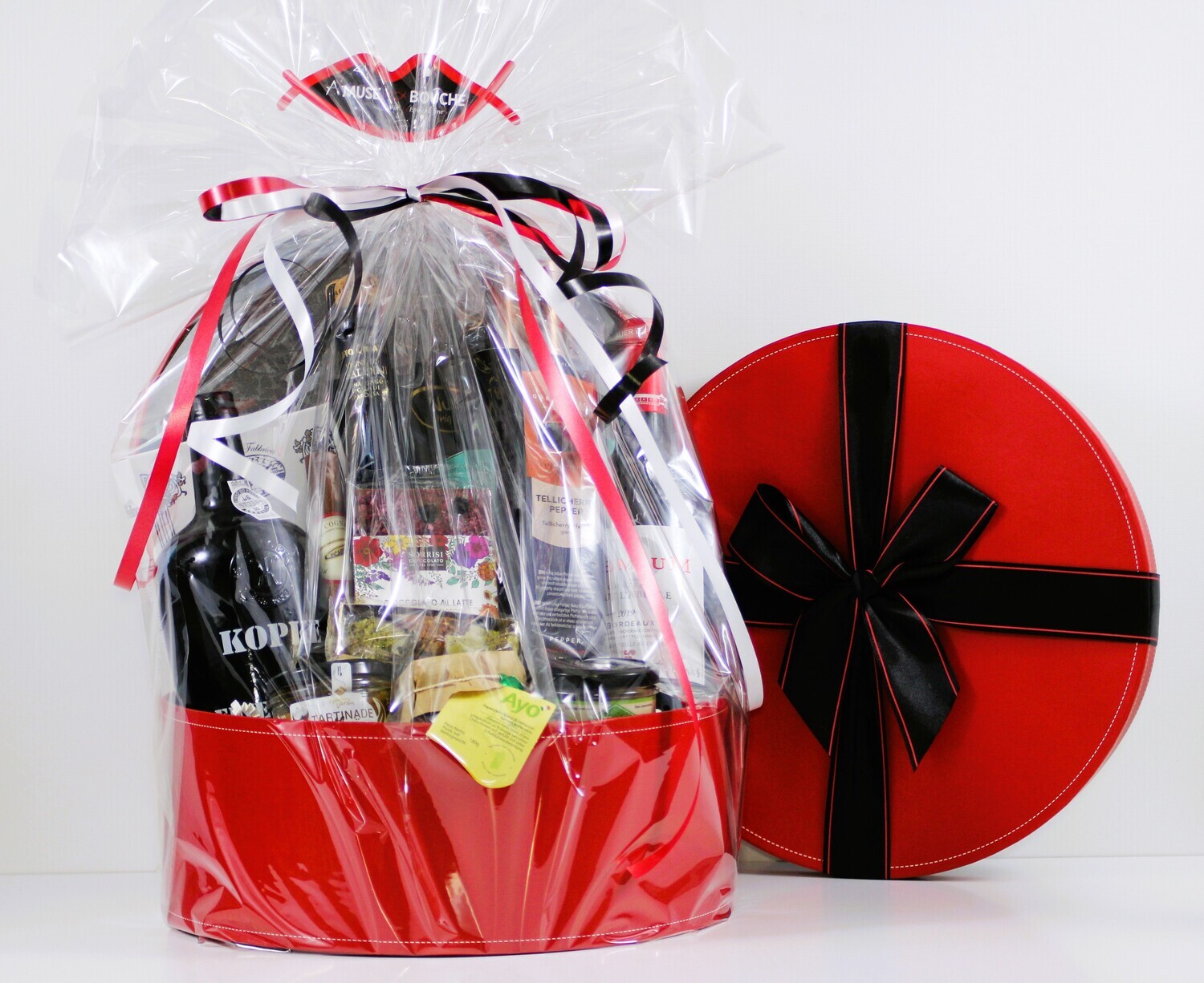 Corbeille rouge avec noeud