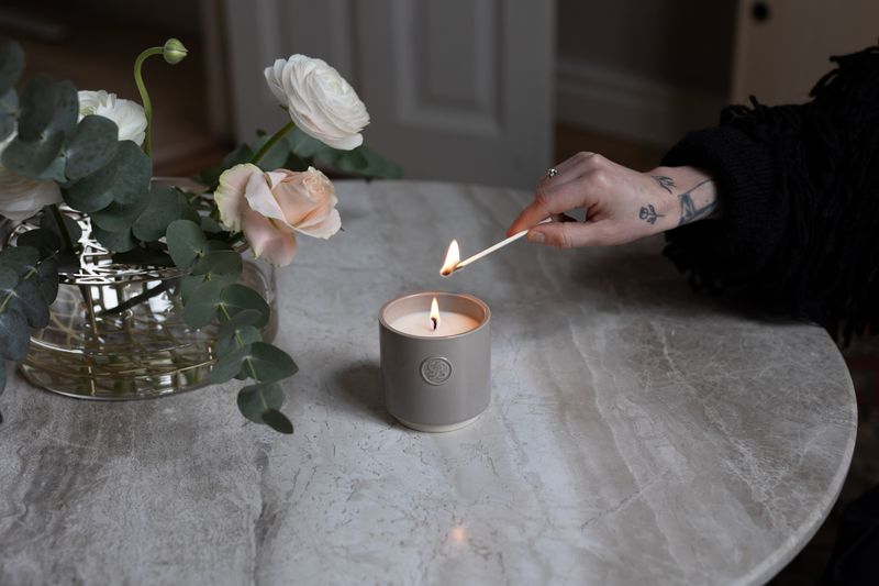 "SVEA" Scented candle in ceramic cup 7.9 x 7.9 cm - Khaki in gift box