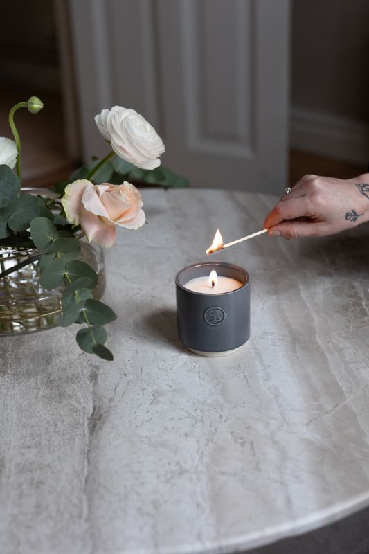 "VERA" Scented candle in ceramic cup 7.9 x 7.9 cm - Dark Grey in gift box
