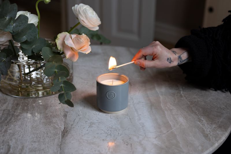 "ELLA" Scented candle in ceramic cup 7.9 x 7.9 cm - Grey in gift box