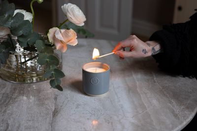 "ELLA" Scented candle in ceramic cup 7.9 x 7.9 cm - Grey in gift box