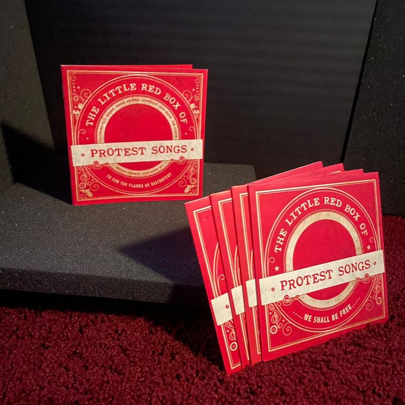 Varios Artistas - The Little Red Box of Protest Songs (CD - VINTAGE)