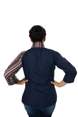 FILIPINA DE COCINA, OSCURA, CON  COMBINACIÓN DE DETALLES TIPICOS