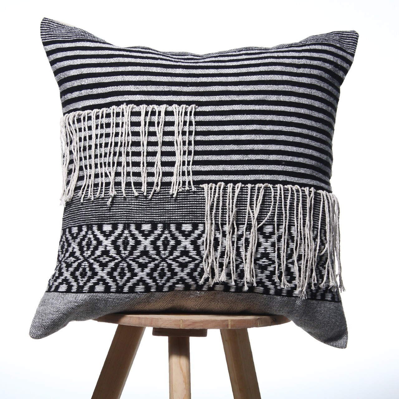 des coussins en divers couleurs