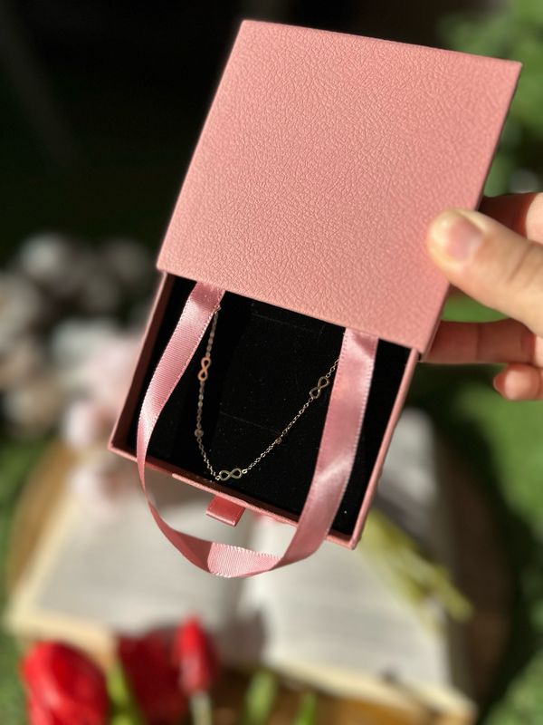 Collier Infini “À Contresens” – Le symbole d’un amour éternel en acier inoxydable