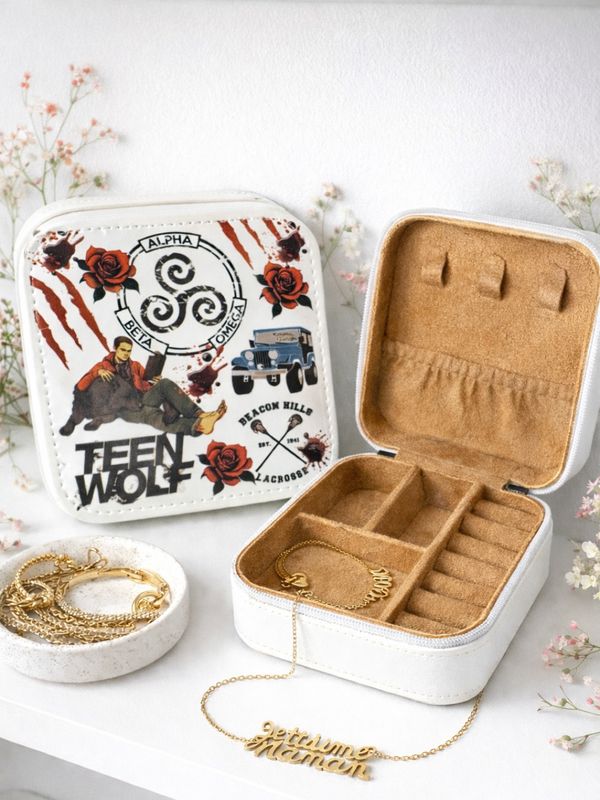 Inspirée de l’univers emblématique de Teen Wolf, cette boîte à bijoux est parfaite pour toutes les fans de la série. 🐦‍🔥