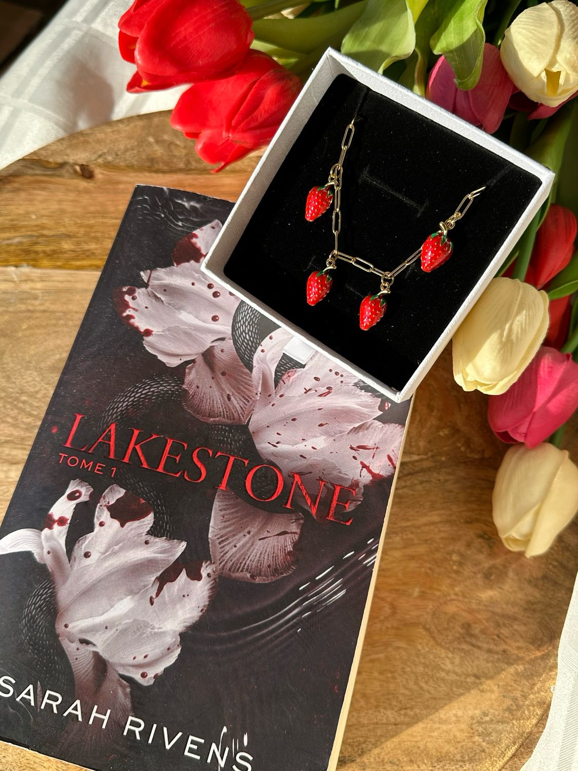 Quand l’innocence devient tentation — Lakestone au creux du cou. 🍓