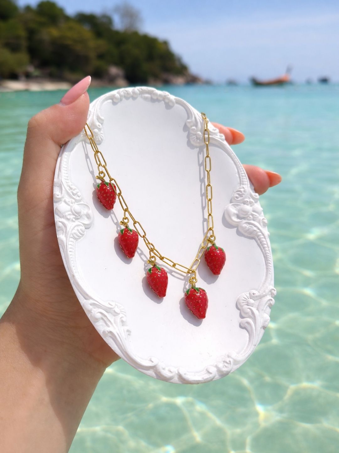 Quand l’innocence devient tentation — inspiration Lakestone au creux du cou. 🍓