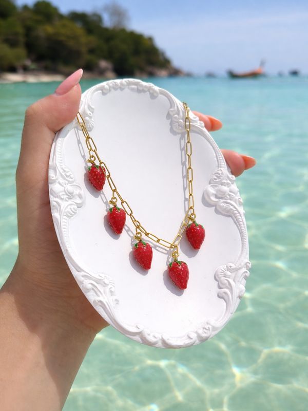 Quand l’innocence devient tentation — inspiration Lakestone au creux du cou. 🍓