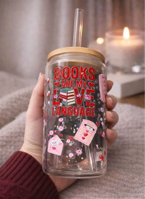 Des pages, de l’amour et un mug en verre. 💕