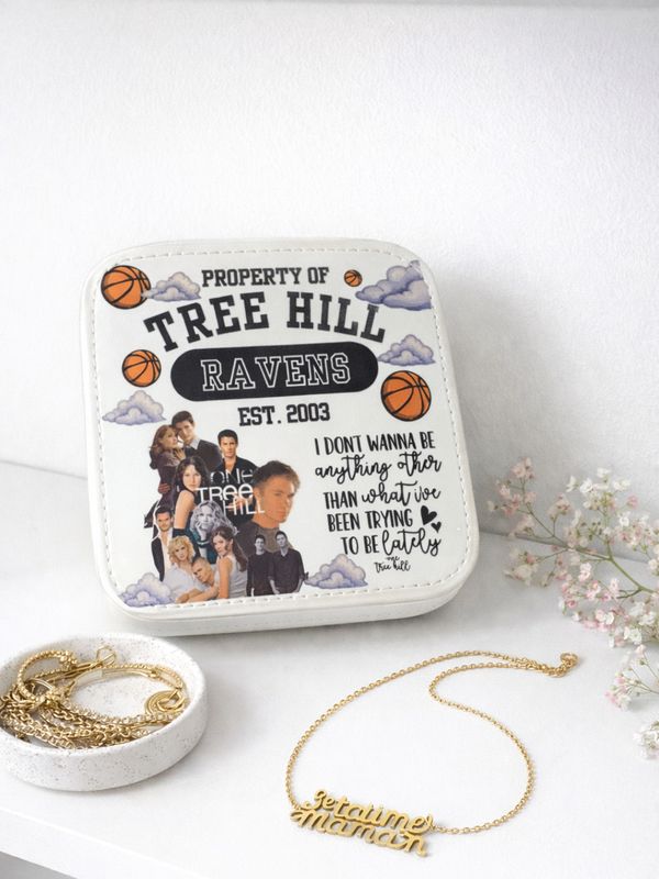 Inspirée de l’univers culte de One Tree Hill, cette boîte à bijoux au design Tree Hill Ravens est parfaite pour toutes les fans de la série. 🏀