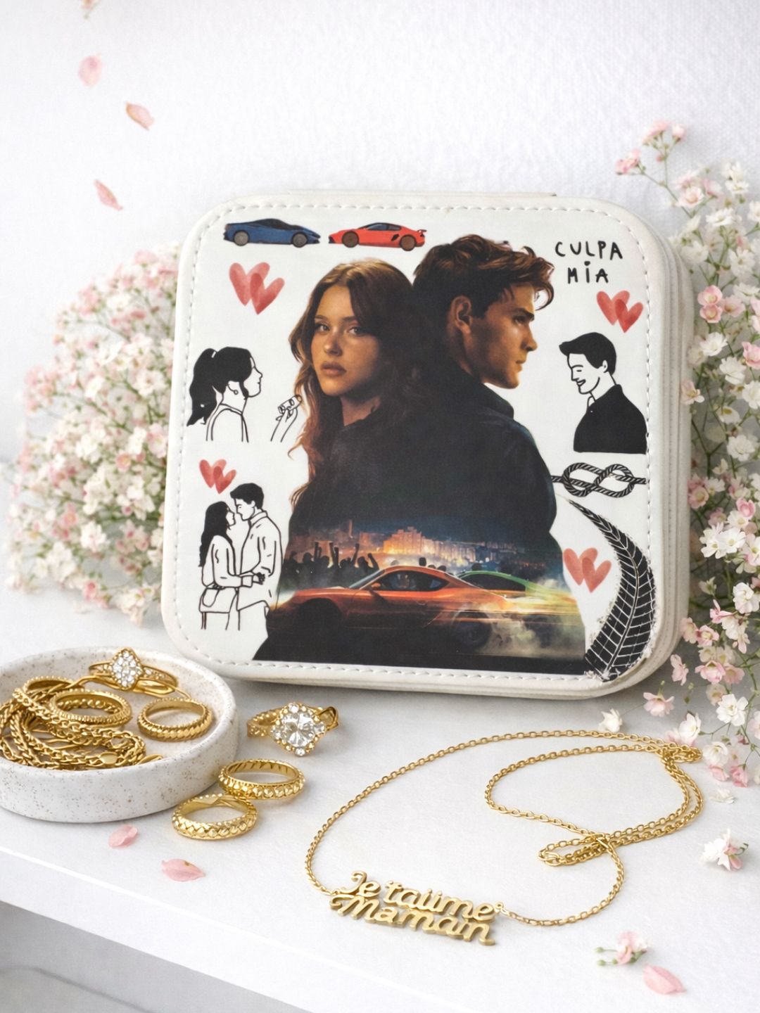 Inspirée de l’univers emblématique de À contre sens , cette boîte à bijoux est parfaite pour toutes les fans de la série. 🐦‍🔥