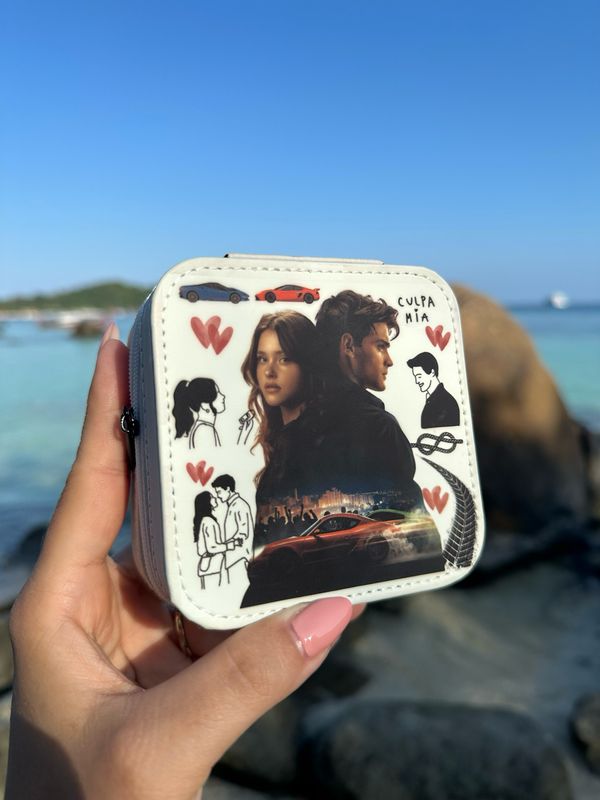 Inspirée de l’univers emblématique de À contre sens , cette boîte à bijoux est parfaite pour toutes les fans de la série. 🐦‍🔥