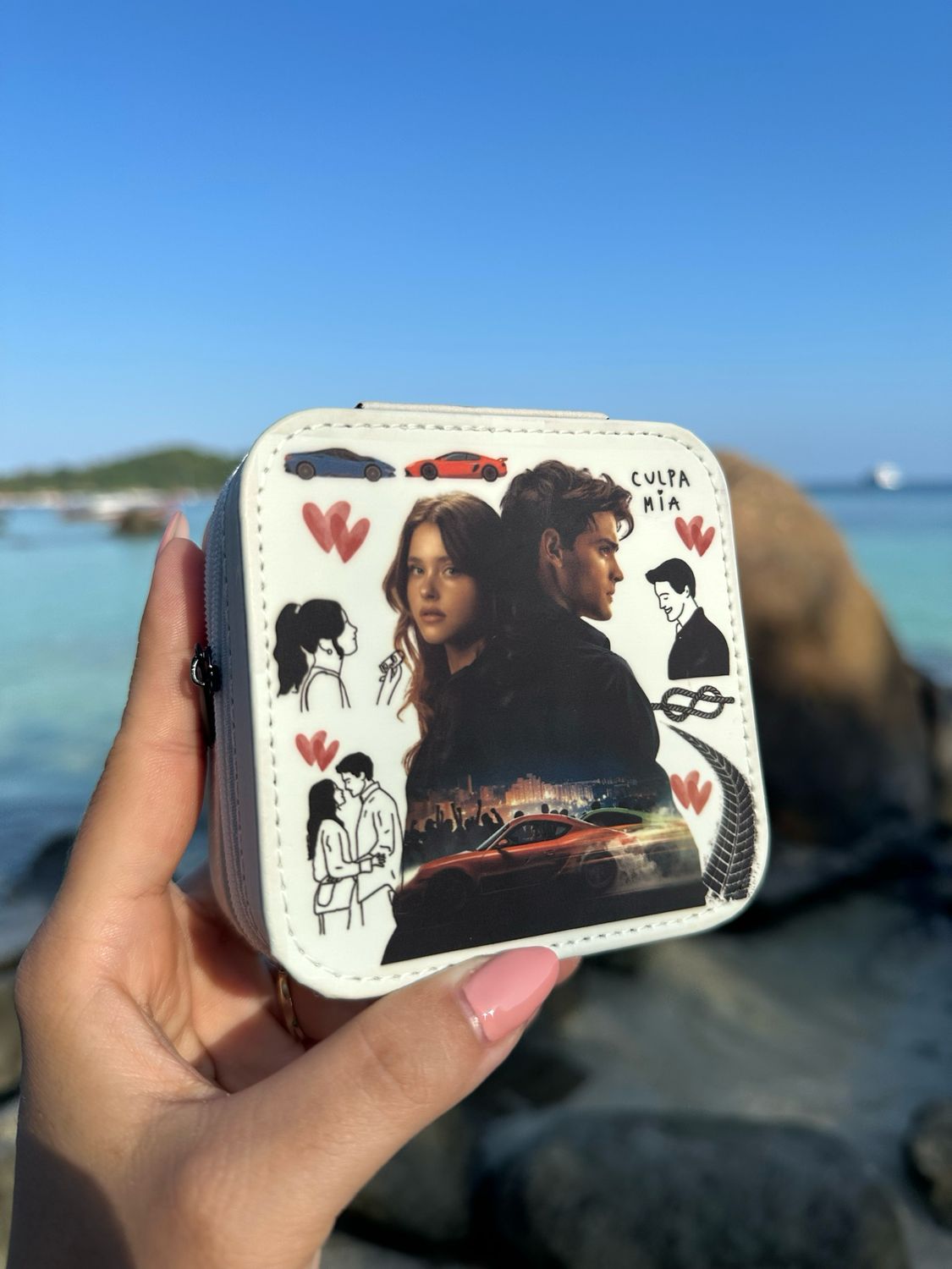 Inspirée de l’univers emblématique de À contre sens , cette boîte à bijoux est parfaite pour toutes les fans de la série. 🐦‍🔥