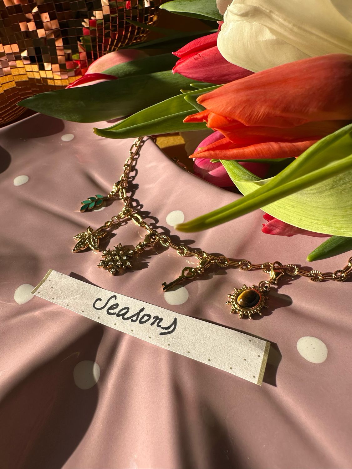 « Collier Seasons — Aimer à travers les saisons, même quand tout s’effondre »