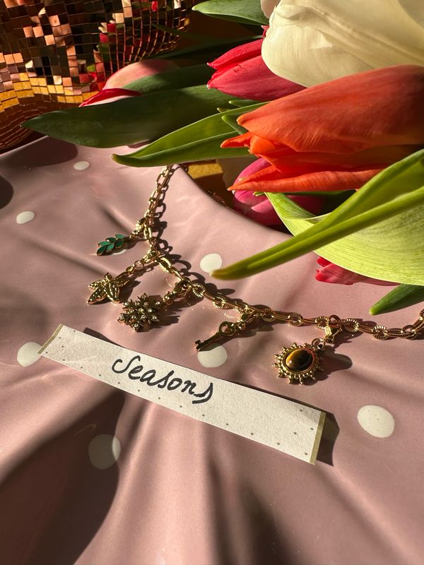 « Collier Seasons — Aimer à travers les saisons, même quand tout s’effondre »