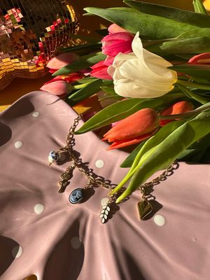 “Collier Bridgerton - Dans chaque regard se cache une promesse… et un scandale.” 💎 Lady Whisteldown