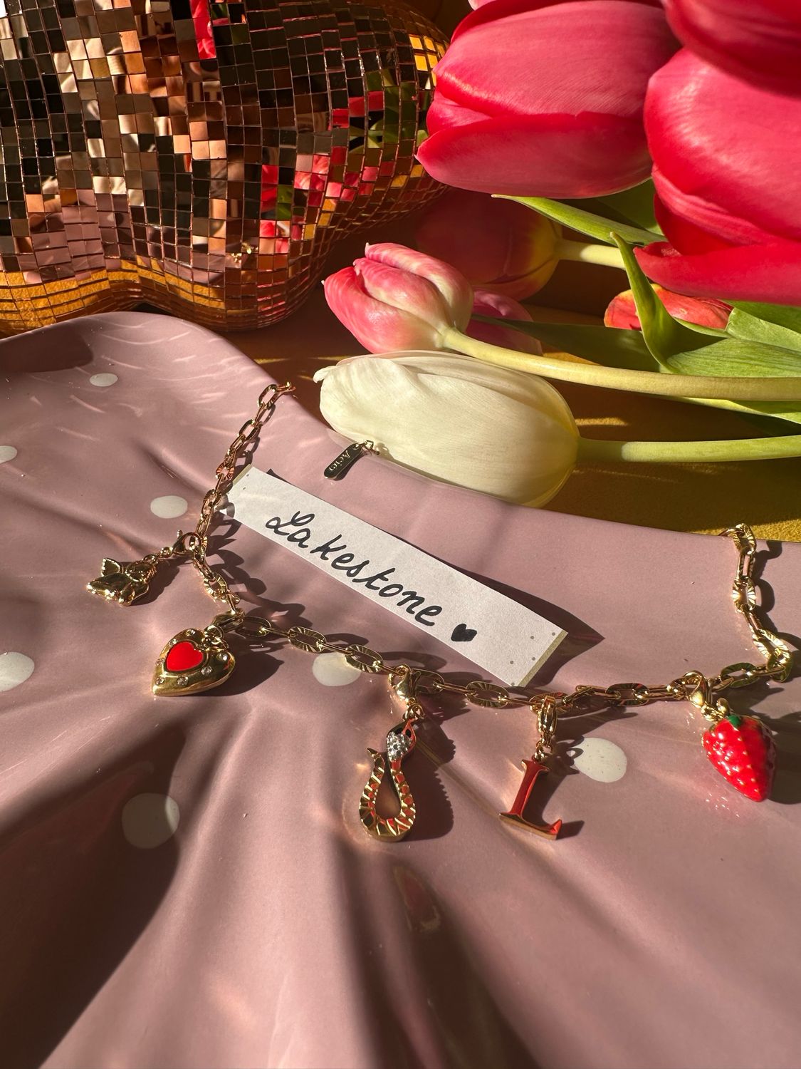 “Collier Lakestone — comme une caresse — ton nom gravé dans mon âme.”