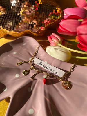 “Collier Lakestone — ce qui nous brise nous lie encore.”