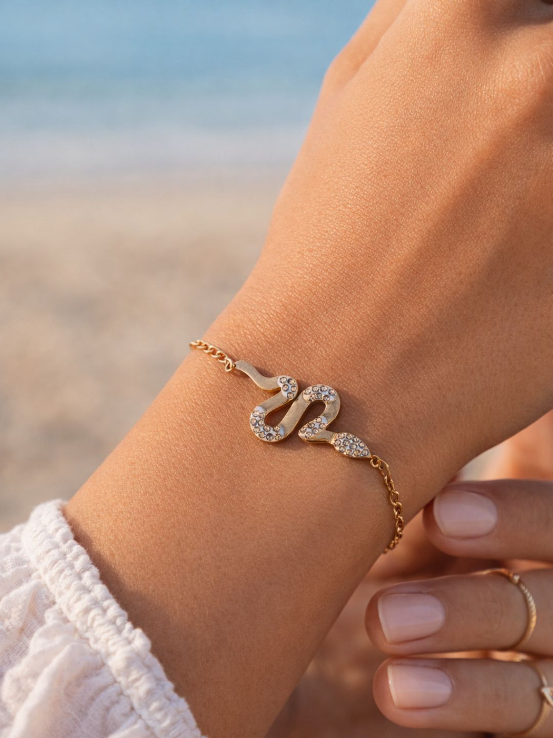 Un charme qui s’enroule, bracelet sur le thème Lakestone. 🐍