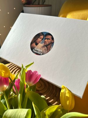 Une box entre douceur et intensité… comme une histoire qu’on ne contrôle pas.