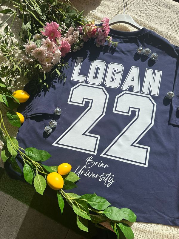 T-shirt Oversize bleu Personnalisé “LOGAN 22” – Style Campus US Vintage | Taille Unique