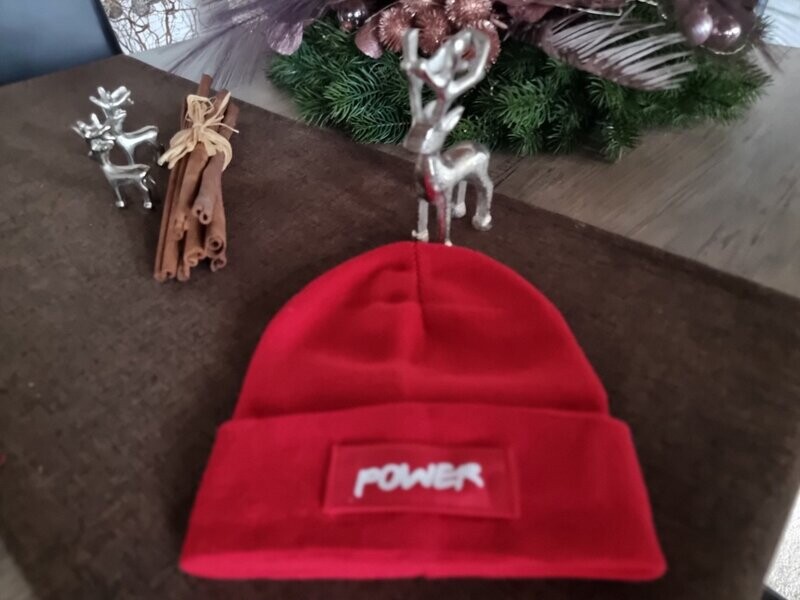 Specialangebot! Rote Mütze mit dem Aufdruck "POWER" + 1 Schlüsselbund mit " GIRLPOWER"
