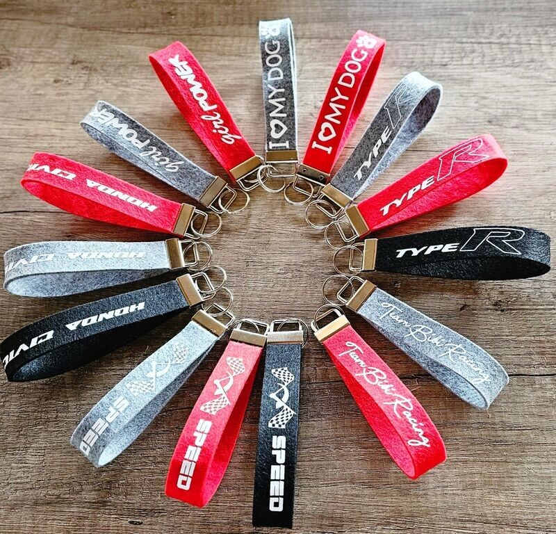 Schlüsselanhänger in rot, schwarz oder grau mit dem Schriftzug " TYPE R"  -   handmade-